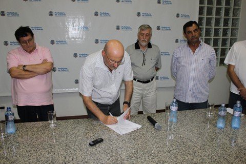 implantacao-inicia-em-2013-1 O prefeito Manoel Bertoncini (PSDB) assinou o decreto que concede os serviços de água e esgoto à nova gestora do sistema, a Tubarão Saneamento, representada pelo presidente da Enops Engenharia, Carlos Berenhauser