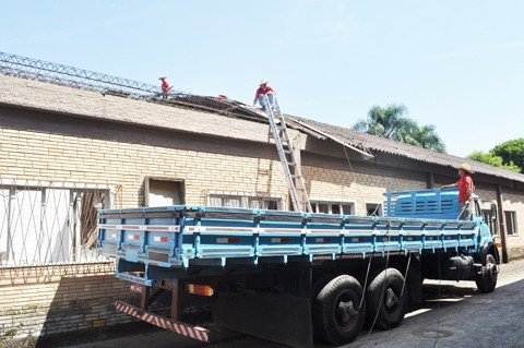 inicia-a-demolicao-do-antigo-bolao-1 Prédio do antigo bolão, em Oficinas, dará espaço para a nova unidade de saúde do bairro, o maior de Tubarão - Mayra Lima/Prefeitura de Tubarão/Notisul