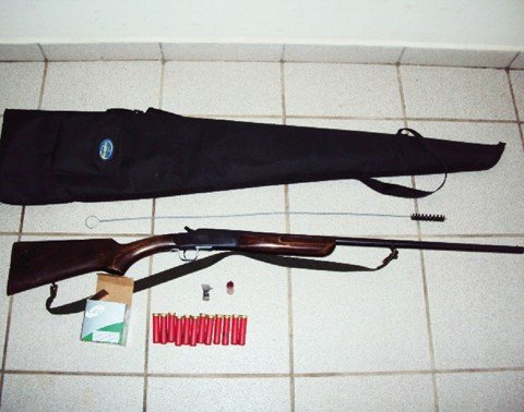 investigacoes-iniciais-apontam-legitima-defesa-1 A caixa com 12 cartuchos intactos e um deflagrado foi encontrada dentro da casa e a arma em um matagal próximo