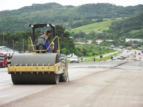 local-comeca-a-ser-asfaltado-1 Os trabalhos seguem com a compactação das camadas bases para instalação do pavimento - Foto: Muriel Albonico/Esga-Dnit/Notisul