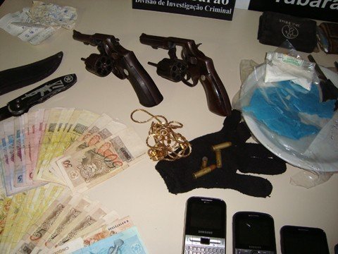 mais-um-e-preso-e-drogas-apreendidas-1 Na semana passada, três adolescentes, armas, munições, dinheiro e materiais para embalar drogas foram apreendidos.