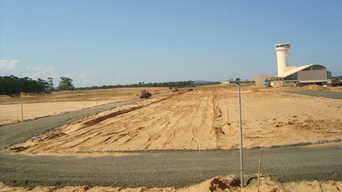 metade-esta-pronta-1 A previsão da diretoria de transportes na secretaria estadual de infraestrutura é que o Aeroporto Regional Sul esteja com tudo 100% pronto para começar a operar definitiva em agosto deste ano