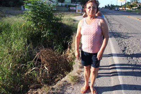 moradores-querem-solucao-1 Sônia e a família querem melhorias na rodovia. Elas mostram o que sobrou do acostamento, que foi ‘engolido’ pelo buraco.