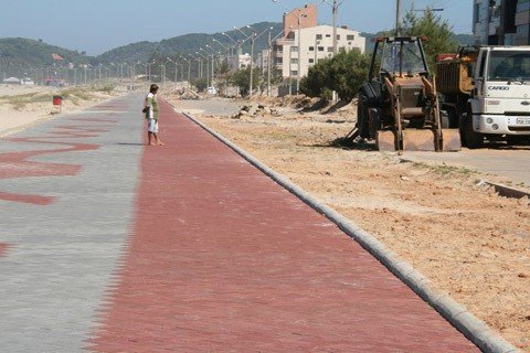 obras-de-revitalizacao-ganham-novo-ritmo-1 Com o fim da temporada de verão, as obras na pista e nos canteiros centrais iniciaram neste mês - Foto: Prefeitura de Laguna/Notisul