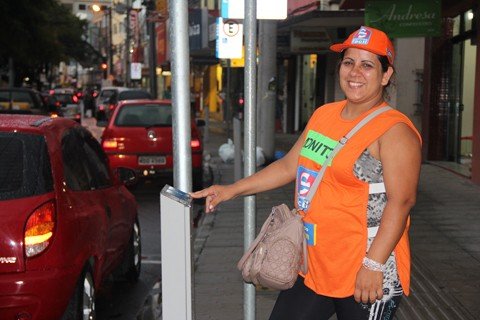 parquimetros-sao-ativados-na-marcolino-1 A monitora Cristiane Horário conta que os motoristas estão adaptados com o uso dos parquímetros