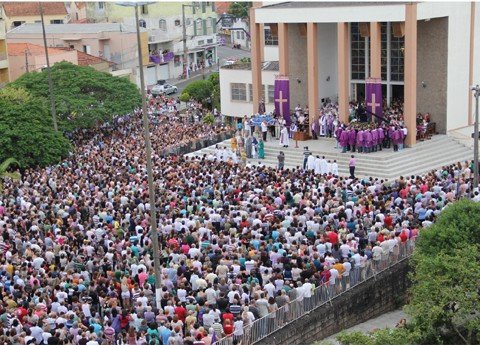 procissoes-atraem-fieis-1 Muitos católicos acompanharam o encontro de Maria com Jesus