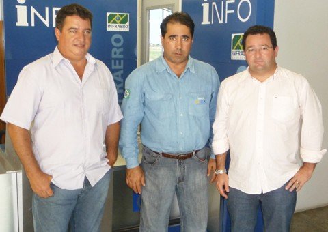 projeto-fecha-parceira-com-empreendimento-portuario-1 O diretor do Projeto Baleia Franca, Helder Canadas, o represenrante da OSX (empresa responsável pelo superporto), Paulo Rebeschini, e o representante da H7 Consultoria, Hermeson Silveira, visitaram o Superporto do Rio de Janeiro