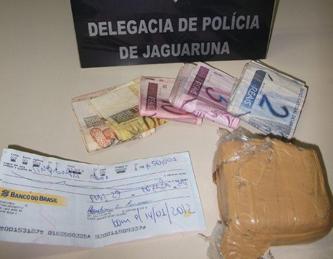 quadrilha-e-desarticulada-1 Além das prisões, a polícia civil apreendeu drogas e dinheiro, resultante da venda do entorpecente na região de Jaguaruna e Içara.