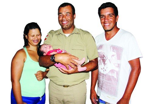recem-nascida-e-salva-por-policial-militar-1 Os momentos foram de abraços e agradecimentos, ontem à tarde, na casa da família, no bairro Bom Pastor, em Tubarão.