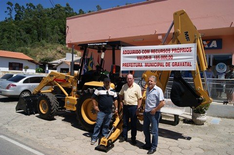 retroescavadeira-e-adquirida-1 Retroescavadeira adquirida pela prefeitura já está disponível para ser usada. Máquina vai agilizar os trabalhos nas propriedades agrícolas