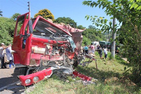 rodovia-estadual-faz-quinta-vitima-1 Márcio Rogério Hilbert conduzia um Cargo Ford carregado de pedras. Ele morreu na hora