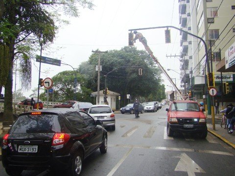 semaforos-podem-ser-trocados-em-breve-1 Em virtude dos aparelhos muitos antigos, o gasto da prefeitura de Tubarão com a manutenção dos equipamentos é muito maior. A pretensão inicial é trocar pelo menos 80% dos semáforos, mas o custo para isso ultrapassa os R$ 2 mil.