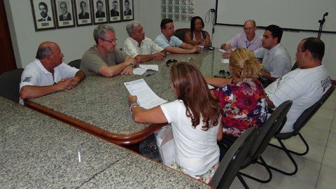 servidores-aceitam-proposta-de-reajuste-salarial-1 Os percentuais para cada categoria de trabalhadores da prefeitura, entre comissionados e efetivos, foram discutidos e aprovados pelos sindicalistas. Índices passam a valer a partir de maio - Foto:Cristiano Soares/Prefeitura de Tubarão/Notisul