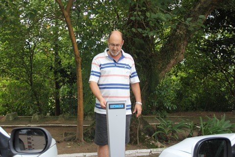 sistema-comeca-a-vigorar-hoje-1 O empresário Nivaldo da Silva saiu na frente e já comprou os cartões do Estacionamento Fácil. Também aproveitou para testar o funcionamento da máquina