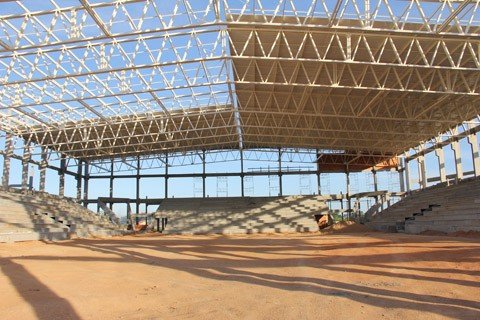 telhados-ja-aparecem-1 Operários esperam a chegada de mais material para dar continuidade aos serviços na cobertura do ginásio