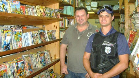 um-arma-por-um-gibi-1 Agora é só reunir as armas de brinquedo e correr para um dos três sebos participantes da ação da Guarda Municipal de Tubarão - Foto:Guarda Municipal de Tubarão/Divulgação/Notisul