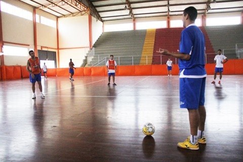 vandre-avalia-os-amistosos-da-adu-1 Vandré orienta a equipe em um dos treinamentos