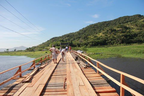 12-empresas-retiram-o-edital-1 Ponte de madeira sobre o Rio Congonhas foi reformada um pouco antes do feriado do Carnaval. A passagem será mantida mesmo após a construção da de concreto, ao lado