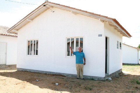 19-sonhos-realizados-1 O garçom João Nascimento, 69 anos, finalmente conseguiu sair do aluguel. Emocionado, ele não conseguiu conter as lágrimas ao entrar em sua casa pela primeira vez. “Finalmente, finalmente”, repetia. Foto: Prefeitura de Laguna/Divulgação/Notisul