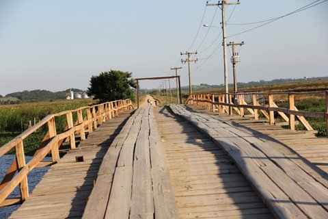 a-duas-semanas-da-ordem-servico-1 Está nos planos do prefeito de Jaguaruna, Inimar Felisbino Duarte, manter a passagem de madeira, ao lado da nova. Conforme o projeto, a ponte de concreto em Congonhas terá 42 metros de extensão com oito de largura.