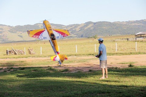 brincadeira-de-gente-grande-1 O maior aeromodelo do clube tem 35% do tamanho de um avião.