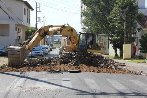 comeca-a-execucao-da-obra-1 Trabalhos de microdrenagem da margem esquerda de Tubarão começaram a ser feitos nesta quarta-feira. Após as obras, todas as ruas que serão escavadas para a implantação da nova tubulação, serão pavimentadas - Foto: Cristiano Soares/PMT/Notisul