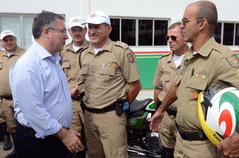 comecam-as-obras-para-eliminar-os-pontos-criticos-1 Colombo lançou ontem, junto com o comando geral da Polícia Militar Rodoviária (PMRv), o programa SOS Rodovias. O objetivo é eliminar os pontos críticos de todas as estradas catarinenses - Foto:Antônio Carlos Mafalda/Secom/Notisul