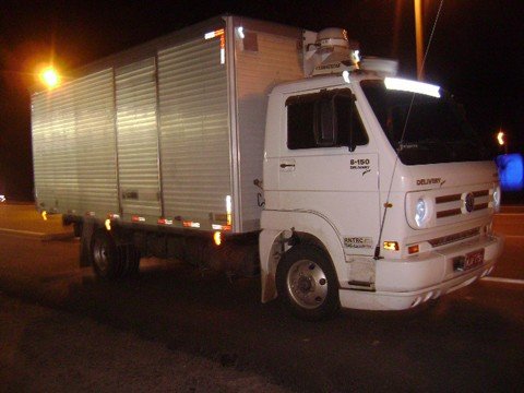crianca-e-flagrada-na-direcao-de-caminhao-1 O menino de 12 anos conduzia o caminhão na BR-101, de Treze de Maio a Tubarão.