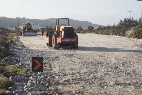 desapropriacoes-estao-pendentes-1 Várias trechos da rodovia já foram alargados e a base feita para a colocação do asfalto. Esta parte da obra foi licitada por R$ 20.929.047,40. Foto: Cida Vichiett/SDR Laguna/Notisul