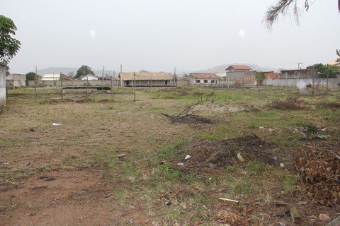 edital-sera-lancado-em-breve-1 Apenas uma parte da fundação do novo prédio foram feitas. Além do acúmulo de lixo em frente da entrada da escola, moradores reclamam do perigo. Eles afirmam que pessoas suspeitas entram no terreno em vários horários.