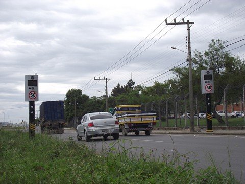 equipamentos-sao-instalados-1 No total, quatro pontos às margens da BR-101, em Tubarão, receberão lombadas eletrônicas. A velocidade máxima permitida será de 50 quilômetros por hora - Fotos: Muriel Albonico/Esga-Dnit/Notisul