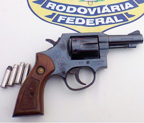 homem-e-preso-com-arma-e-drogas-1 Arma e munições foram apreendidas na BR-101, em Laguna, com um homem natural de Porto Alegre - Foto:Polícia Rodoviária Federal/Divulgação/Notisul
