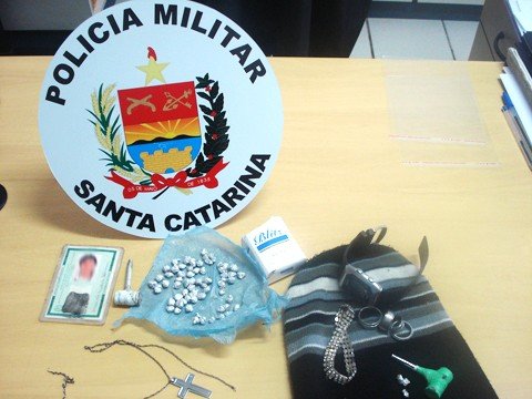 jovem-da-faccao-criminosa-pcc-e-preso-1 O rapaz de 19 anos possuía 65 pedras de crack. Fotos: PM de Braço do Norte/DivulgaçãoNotisul