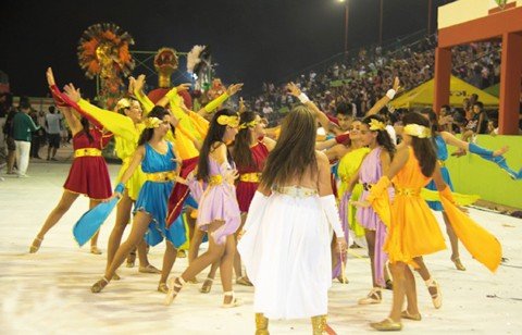 laguna-a-queridinha-no-carnaval-1 Aproximadamente 500 mil pessoas passaram por Laguna no Carnaval 2012, do Farol de Santa Marta a Itapirubá. Desfile das escolas de samba e blocos são as principais atrações da festa de momo na Cidade de Anita - Foto:André Luis Fotografia/Divulgação/Notisul