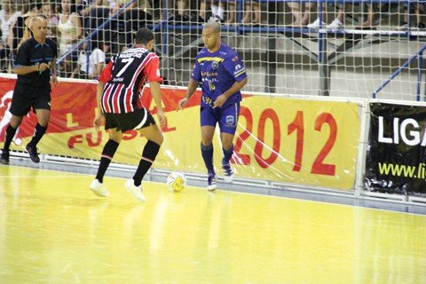 macdovall-recebe-premio-em-sao-paulo-1 Mac (direita) participou de todos os jogos da ADU na temporada.