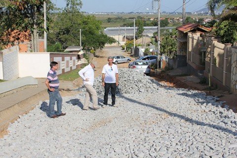 mais-8-ruas-sao-pavimentadas-1 O prefeito de Tubarão, Manoel Bertoncini (PSDB), o secretário de infraestrutura, Ricardo Cardoso, e o vereador Nilton de Campos (PSDB) vistoriaram as obras nas oito ruas esta semana - Foto:Cristiano Soares/Prefeitura de Tubarão/Notisul