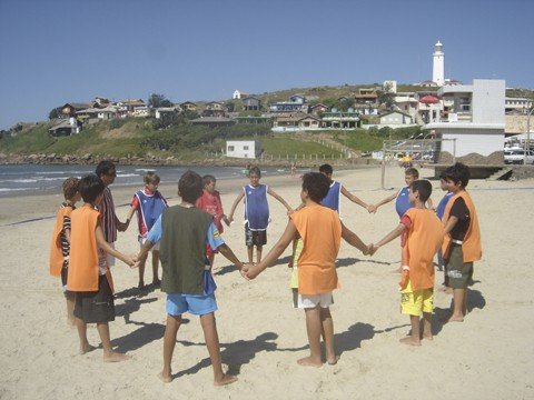 outro-protesto-contra-o-esgoto-e-realizado-1 Antes da partida de futebol, as crianças deram um abraço simbólico na Prainha. Foto: ONG Rasgamar/Divulgação/Notisul