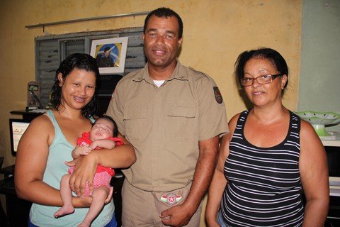 policiais-recebem-mencoes-1 A mãe Silvana, a pequena Yasmin, o soldado Feliciano e a avó Zenair se encontraram no dia do salvamento.