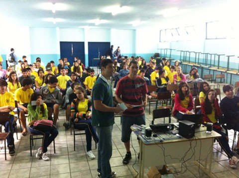 que-tal-concorrer-a-varios-premios-1 Membros da fundação levaram o concurso literário aos alunos das escolas de ensino médio de Imbituba