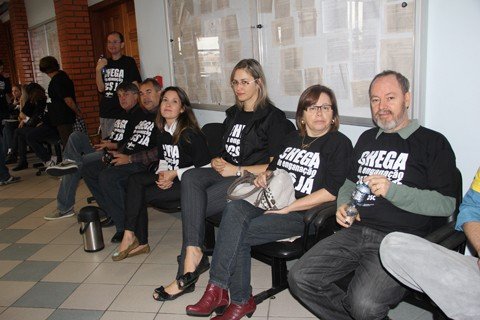 servidores-pedem-novo-plano-1 Servidores do judiciário passaram o dia de ontem assim: parados em forma de protesto. Eles reivindicam a votação e implementação do novo plano de cargos e salários, acordado com a administração do Tribunal de Justiça (TJ) em 2010