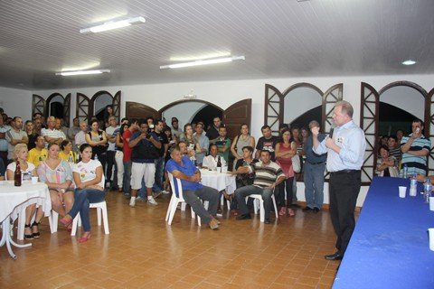 stupp-confirma-e-pre-candidato-1 Militantes esperavam com ansiedade a resposta do ex-prefeito Carlos Stüpp.