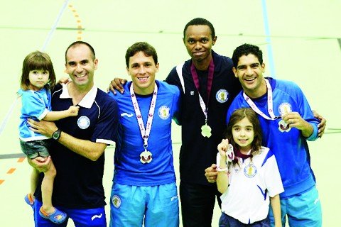tubaronense-e-vice-campeao-no-qatar-1 Picolé, ao centro, comemora mais uma conquista