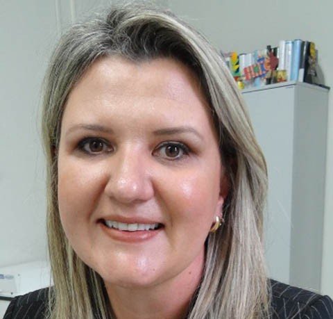 a-essencia-da-igualdade-1 Livro da advogada Patrícia Uliano Effting tem uma abordagem simples e acessível. Lançamento, ontem, foi um sucesso - Foto:Adriana Stüpp/Prefeitura de Tubarão/Notisul