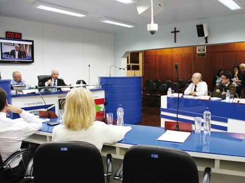 aprovado-na-primeira-votacao-1 Após a aprovação da redação final, o projeto seguirá para a sanção do prefeito Manoel Bertoncini (PSDB)