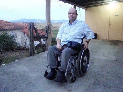 cidades-nao-promovem-a-inclusao-1 Há 16 anos o aposentado , em virtude de um acidente que tirou o movimento de suas pernas, Cleonir Soares Rodrigues, o Noni, garante: circular de cadeira de rodas por Tubarão é um verdadeiro desafio.