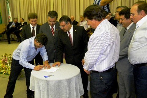 convenio-e-assinado-1 Convênio com o estado, para a continuidade das obras do Hospital Regional do Vale, foi assinado ontem à tarde, em Florianópolis - Foto:Arilson Machado/Divulgação/Notisul