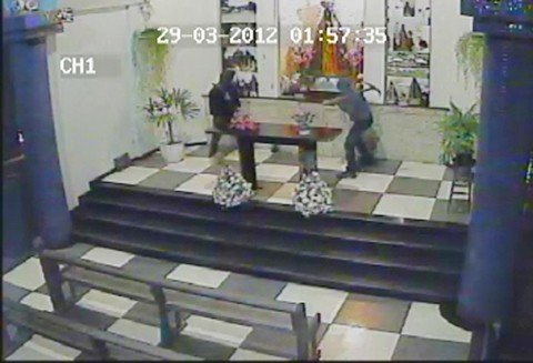 criminosos-sao-interrogados-1 As imagens mostram nitidamente a ação violenta dos bandidos para arrombar o cofre