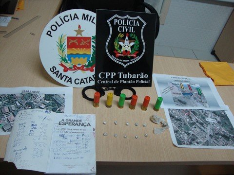 criminosos-sao-presos-e-drogas-e-municoes-apreendidas-1 Além da droga e das munições, os policiais encontraram um caderno com várias anotações do tráfico