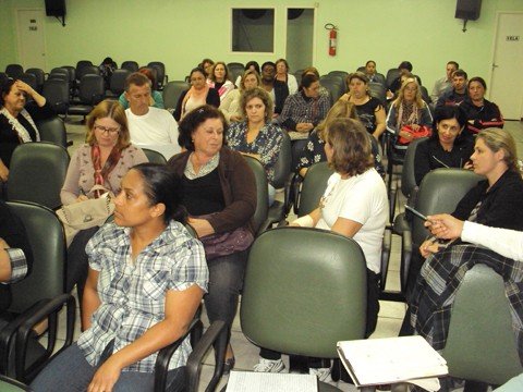 educadores-farao-manifesto-publico-1 Professores de Capivari de Baixo reuniram-se ontem à noite e optaram por realizar um manifesto em vez de paralisar as atividades.