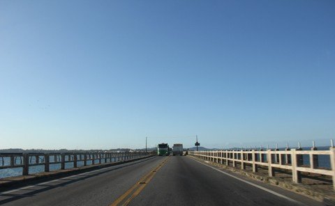 enfim-o-fim-1 A licitação da nova ponte teve valor de saída de R$ 605.452.584,97. Foi vencida pelo consórcio Camargo Corrêa/M. Martins/Construbase, pelo preço de R$ 597.190.345,20, há um ano